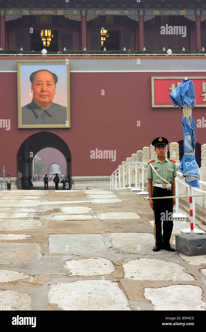 Im Dienst am Tor des himmlischen Friedens, dem Tiananmen-Platz, dient als Eingang zur verbotenen Stadt im zentralen Beijin bewachen Stockfoto