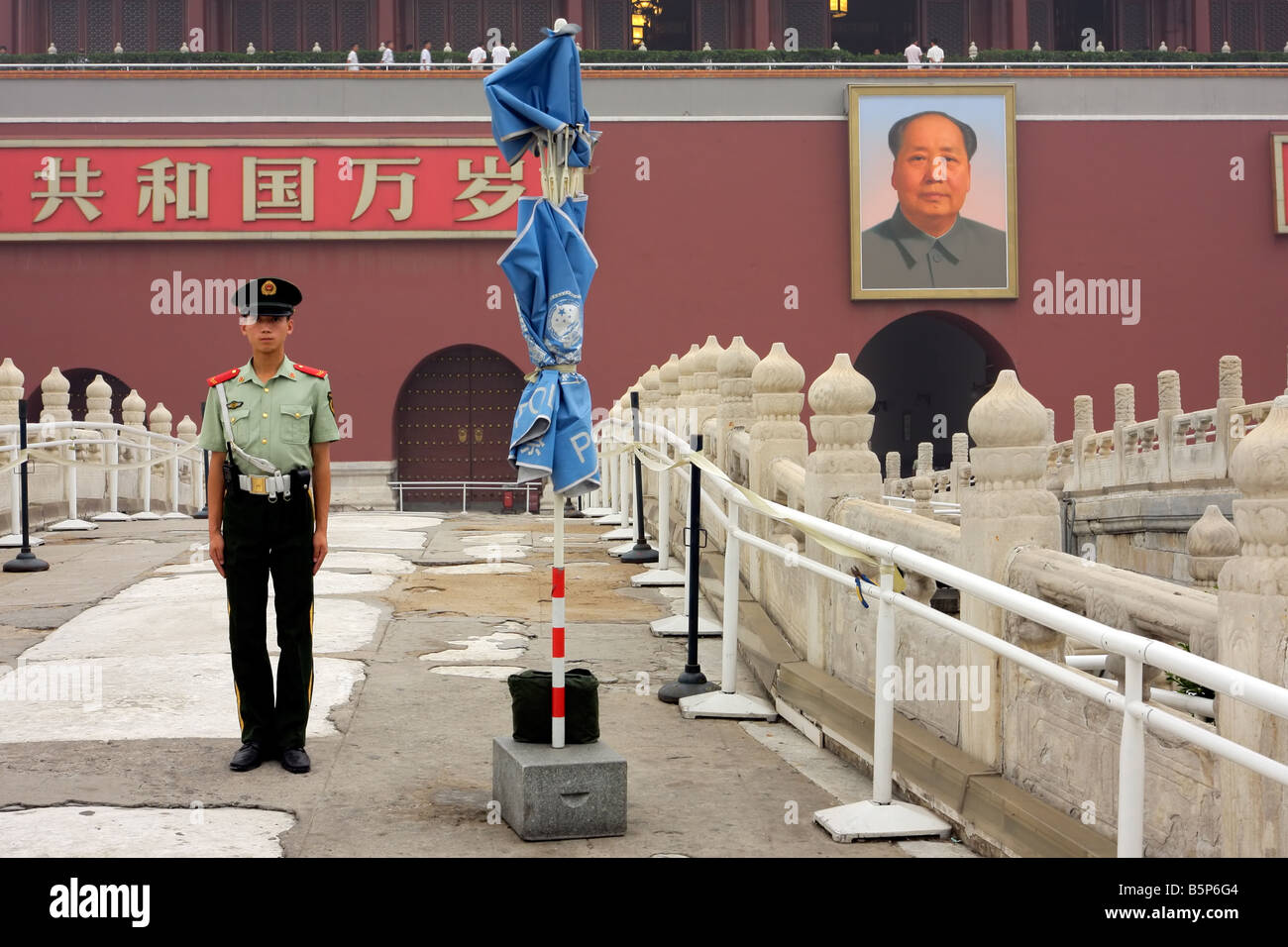Im Dienst am Tor des himmlischen Friedens, dem Tiananmen-Platz, dient als Eingang zur verbotenen Stadt im zentralen Beijin bewachen Stockfoto