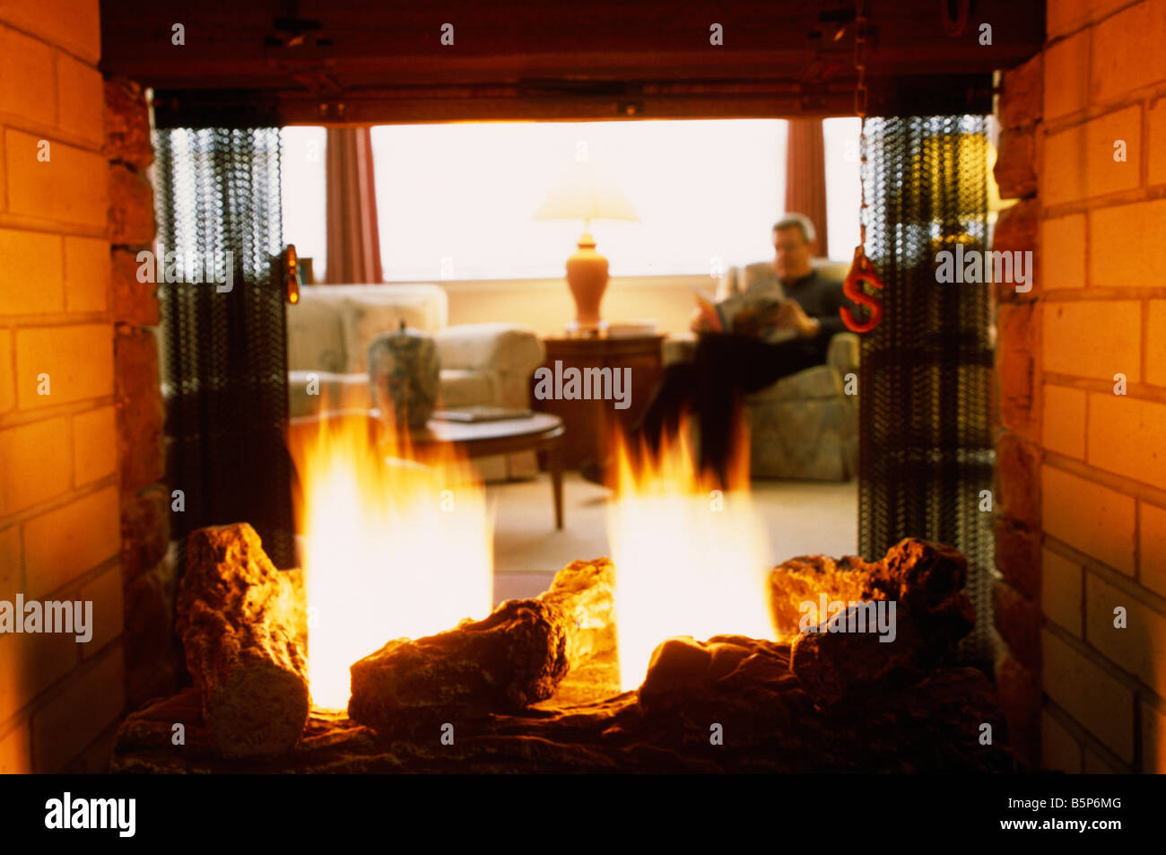 Kamin mit Mann im Hintergrund (hygge Konzept), USA Stockfoto