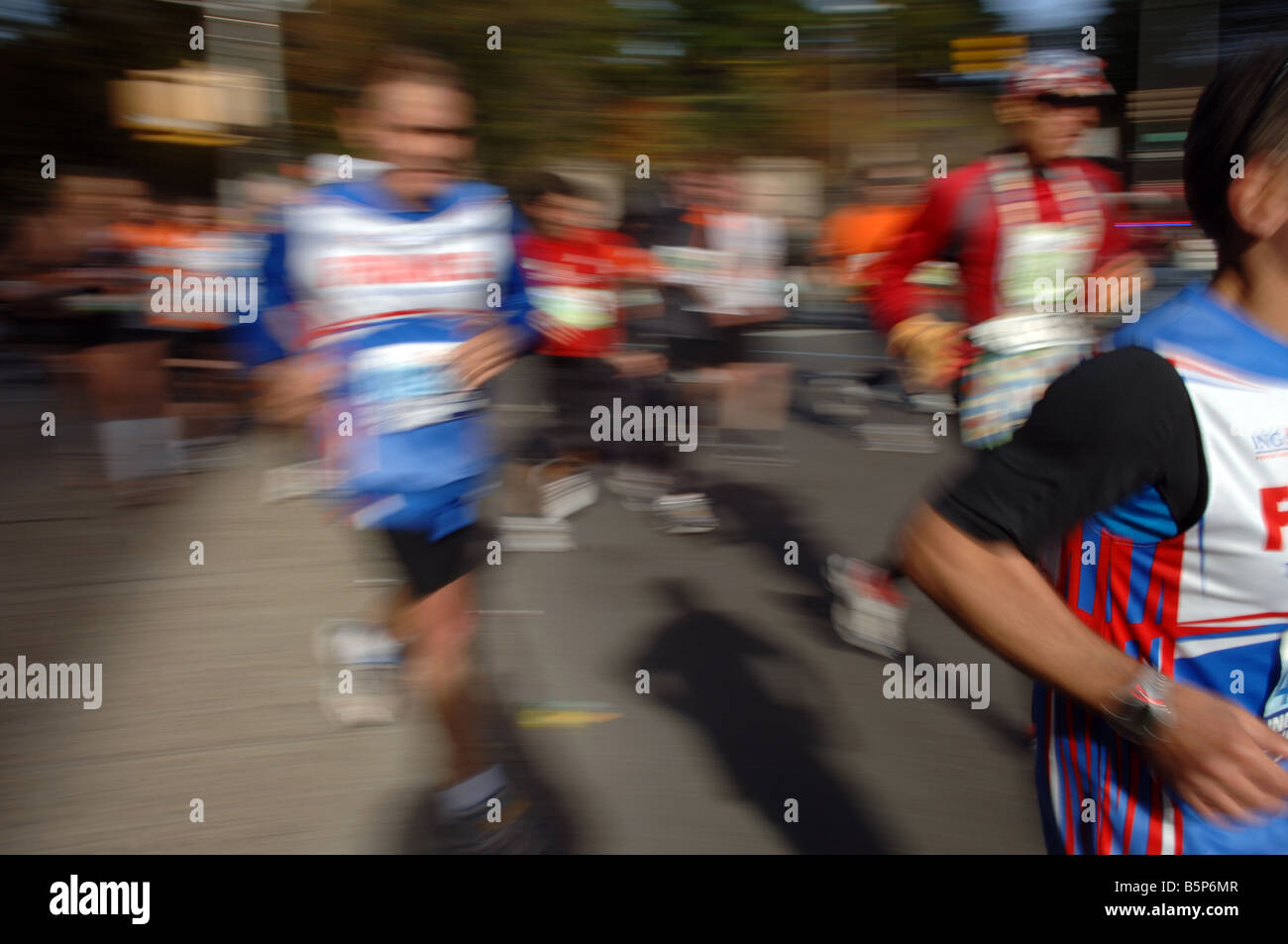 Läufer passieren durch Harlem an die 22 Meile Markierung in der Nähe von Mount Morris Park in der 38. jährlichen ING New York City Marathon Stockfoto