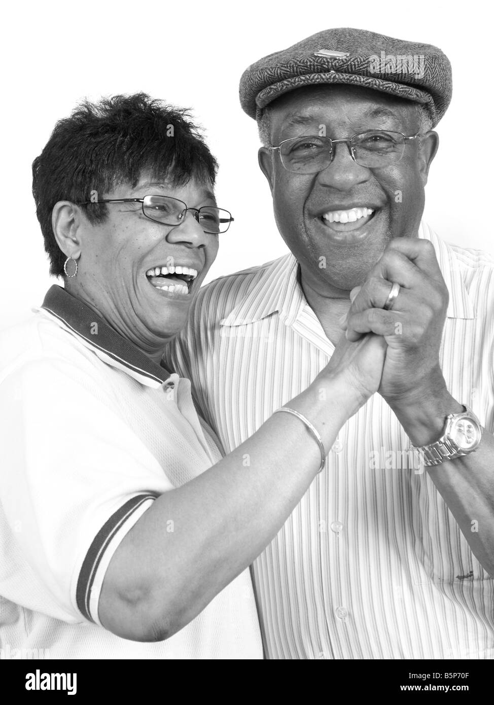 Ein älteres afroamerikanisches Paar tanzt gerne zusammen. Stockfoto