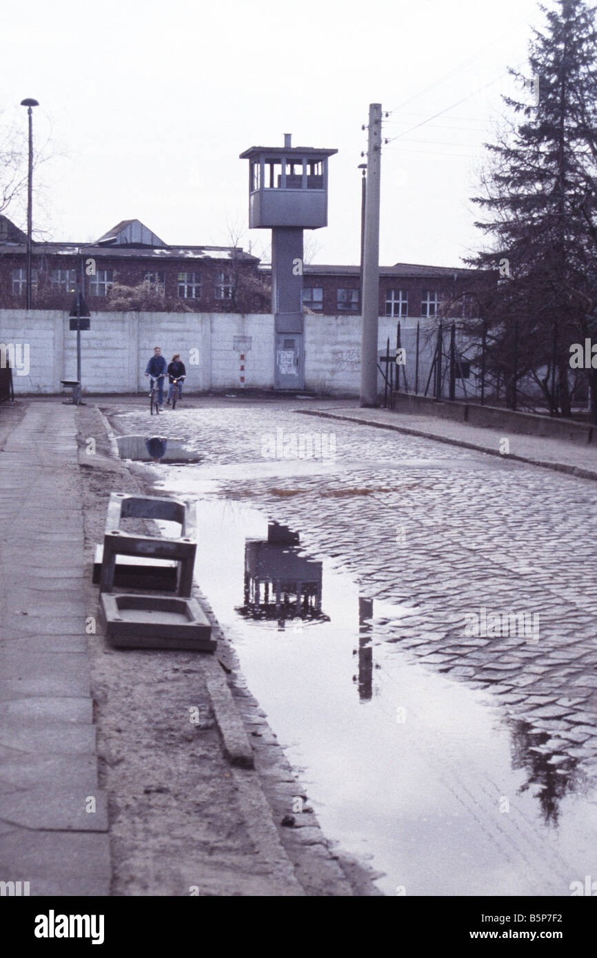Staaken, Berlin. Einen ehemaligen Wachturm und die Wand im Jahr 1991. Stockfoto