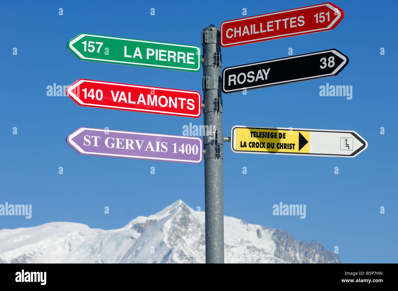 Wegweiser für Piste, Mont-Blanc-Massiv hinter Skigebiet St Gervais Mont Blanc, Haute Savoie, Frankreich Stockfoto