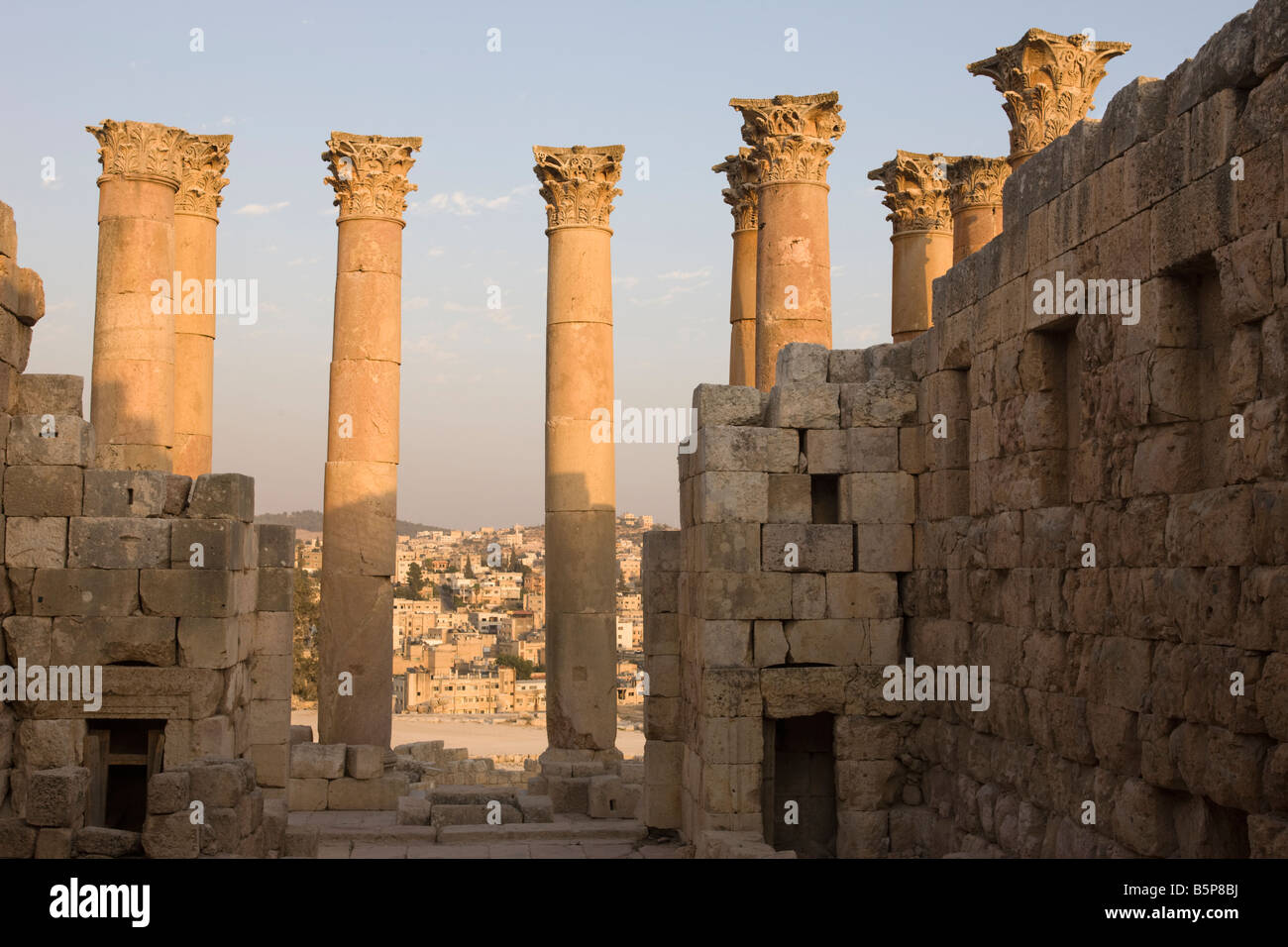 STEINSÄULEN IM KORINTHISCHEN STIL RÖMISCHER TEMPEL DER ARTEMIS RUINEN JERASH JORDAN Stockfoto