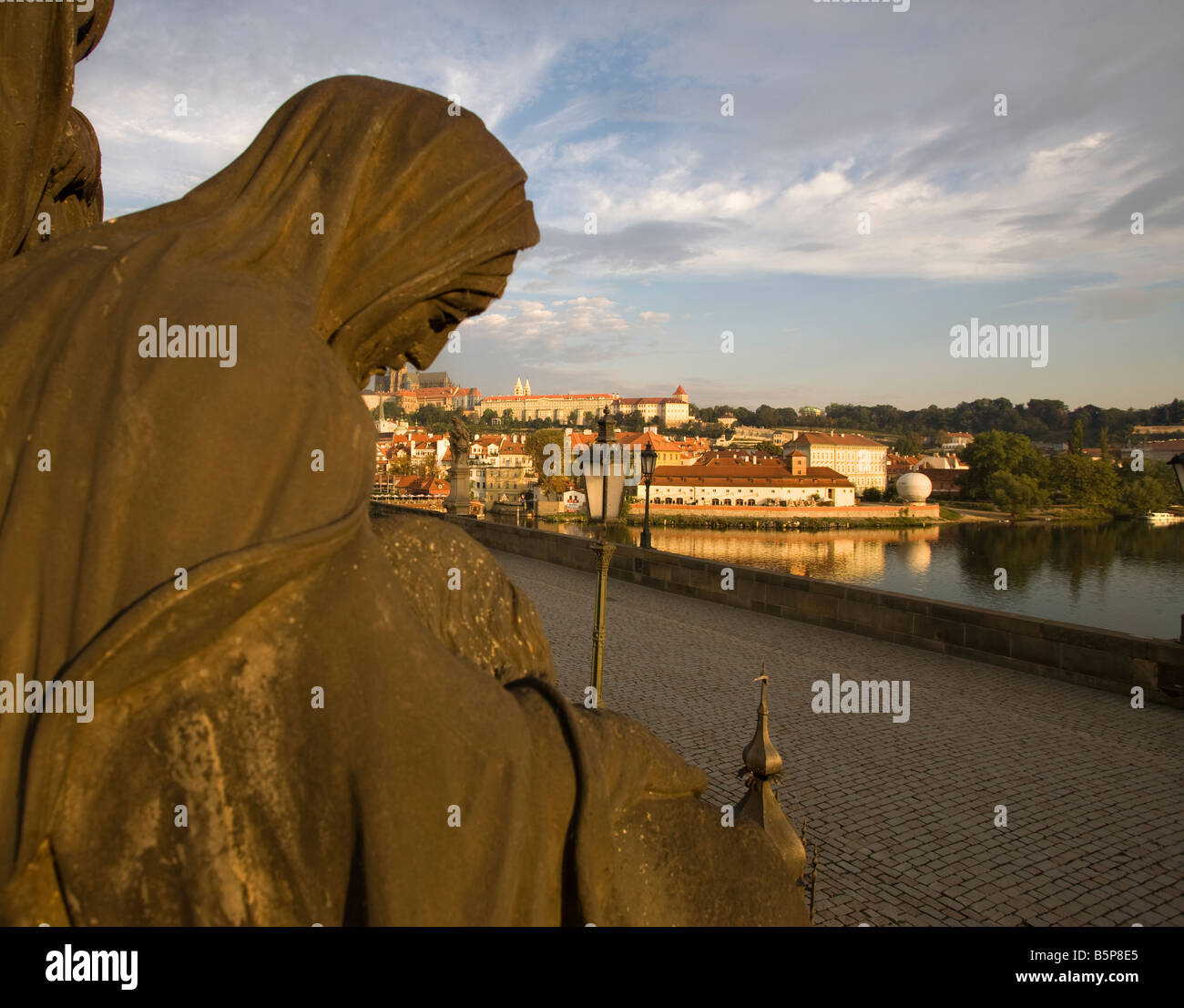 BAROCKSTATUEN KÖNIG KARL IV BRÜCKE PRAG TSCHECHISCHE REPUBLIK Stockfoto