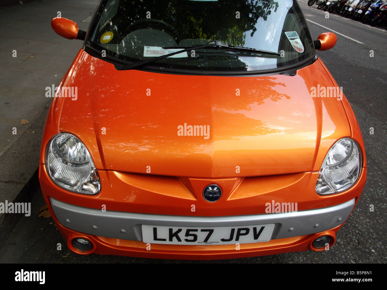 Nizza-Mega-City-Elektro-Auto in London Straße geparkt Stockfoto