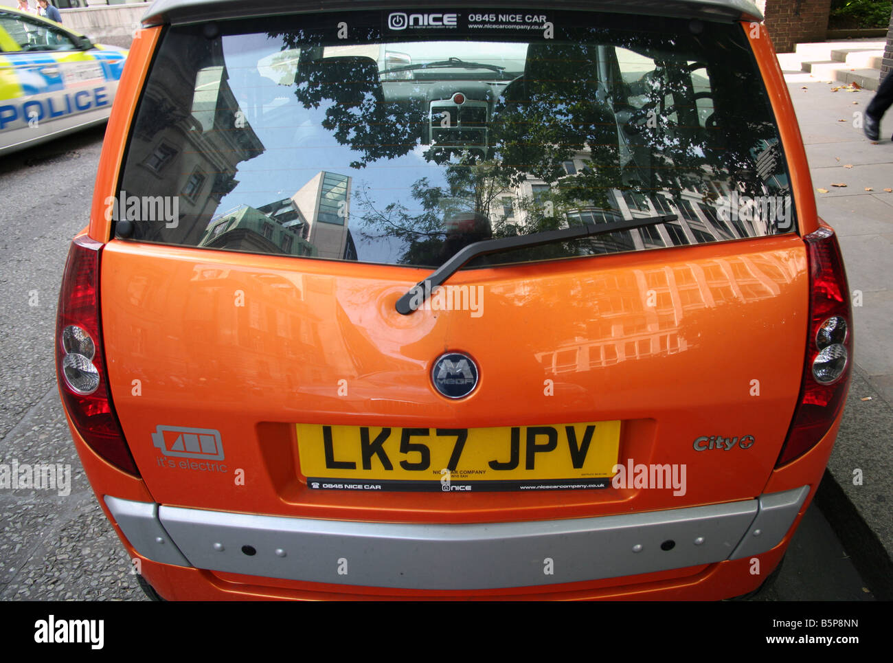 Nizza-Mega-City-Elektro-Auto in London Straße geparkt Stockfoto