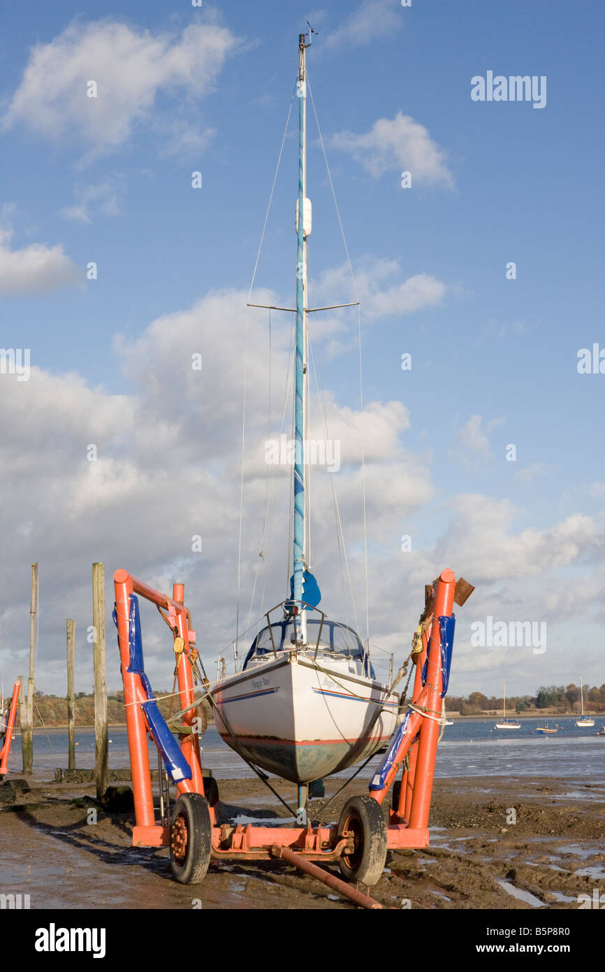 Kleine Yacht in einer Wiege an Pin Mil, l Suffolk, uk, RICHARD DONOVAN startbereit Stockfoto