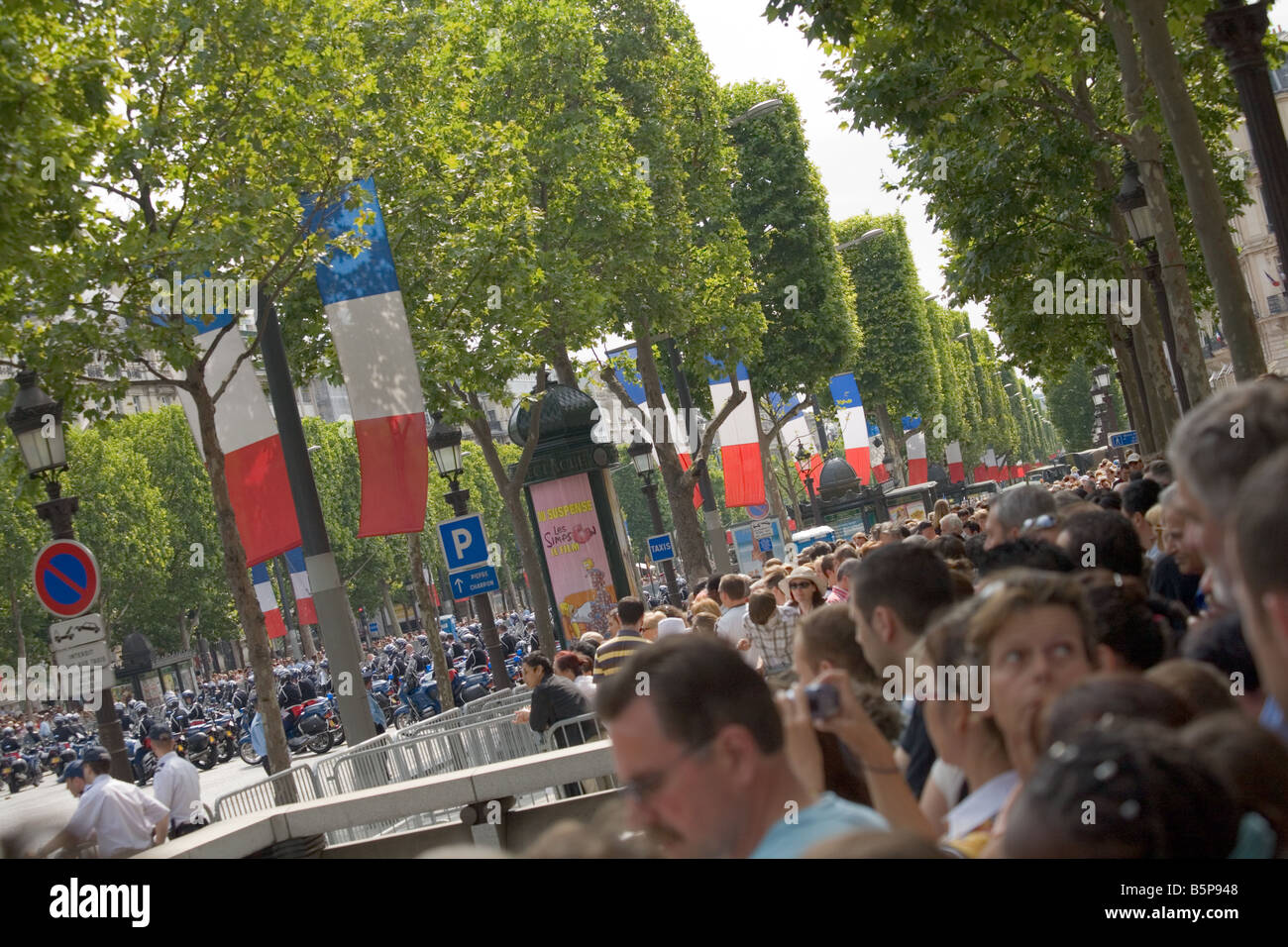 Menschenmassen auf die Bastille Day parade 2007 Paris Stockfoto