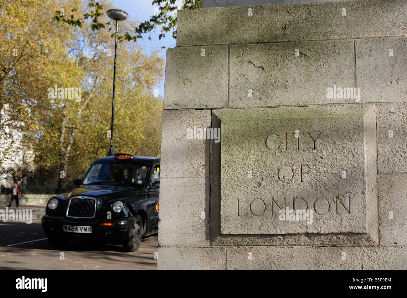 Die Grenze der City of London mit einem typischen Londoner Taxi, UK Stockfoto