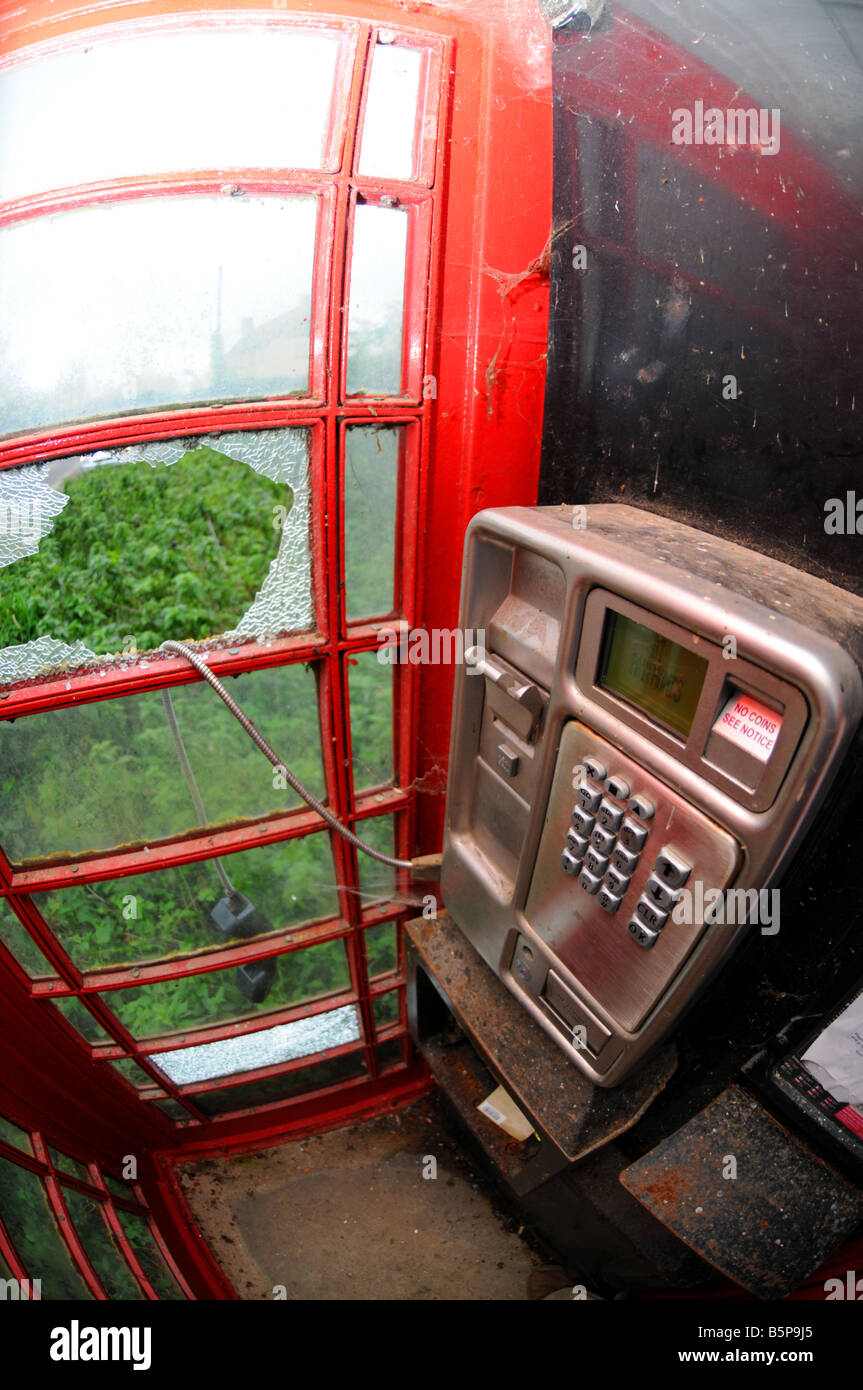 Verwüstet "Telefonzelle", rotes Telefon Telefon, England, UK Stockfoto