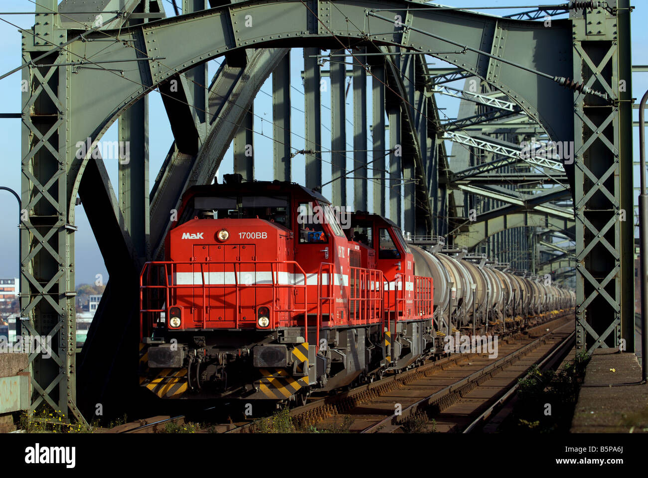 Güterzug mit Wasser-Gas, Überquerung des Rheins auf der South Bridge, Köln, Nordrhein-Westfalen, Deutschland. Stockfoto