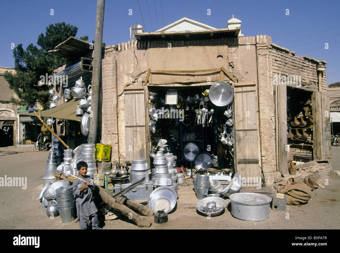 Ein afghanischer Metallwaren-Shop in Kandahar, Afghanistan. Stockfoto