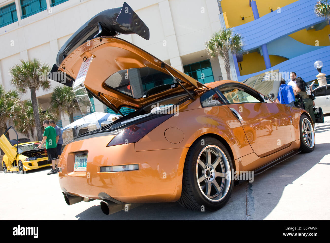 Rückansicht eines modifizierten Orange Nissan 350Z Sport Coupés, im Freien unter der Sonne, bei Springbreak nationals Stockfoto