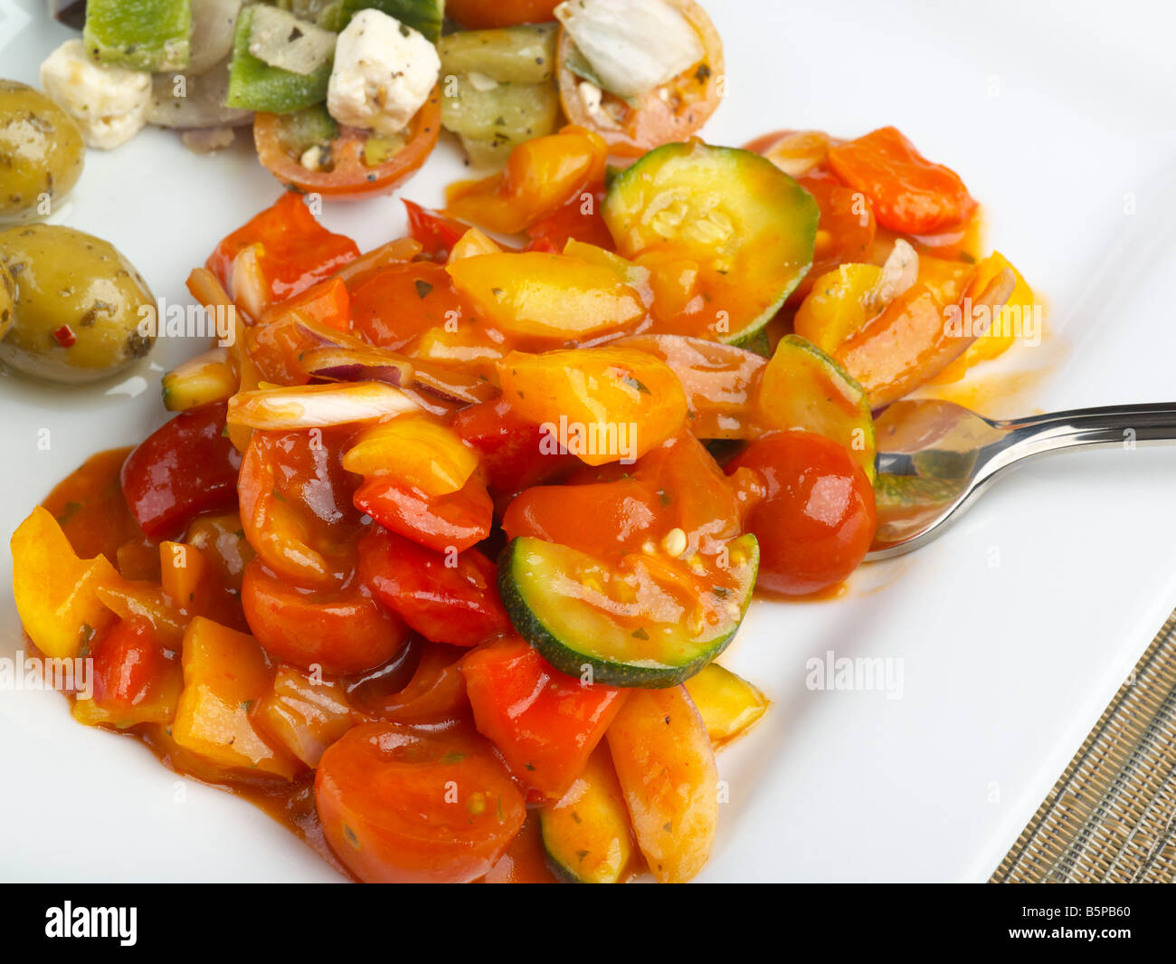 Mediterranes Essen mit saftigen Frsh Oliven Feta Käse Paprika und anderen Zutaten Stockfoto