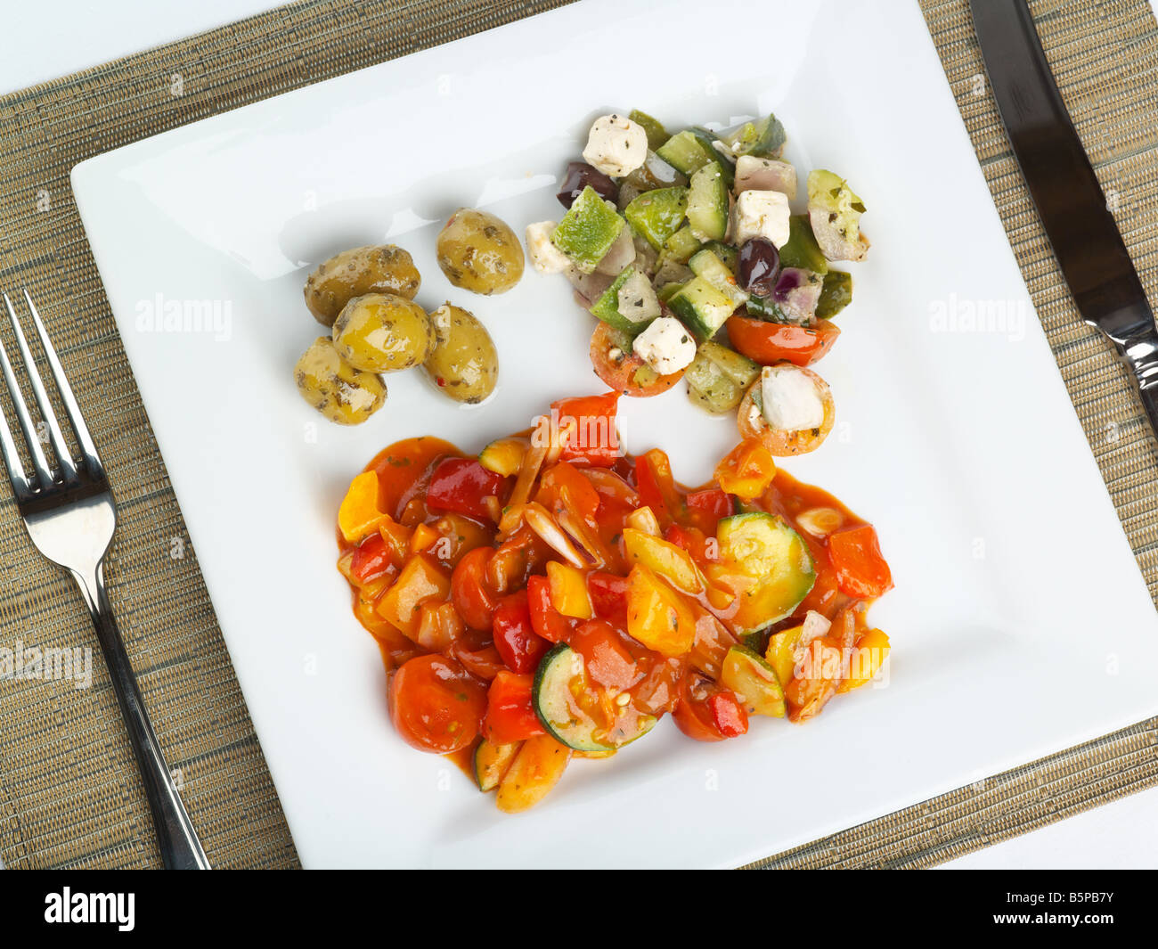 Frisch zubereitete Mahlzeit mit griechischer Salat und Feta-Käse, Oliven, Paprika Stockfoto