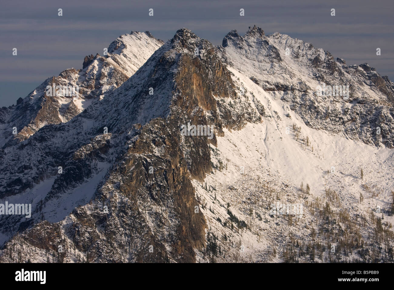 Frühen Winterschnee drapiert die Hänge des Kangaroo Ridge in der Nähe von Washington Pass in Mt Baker Snoqualmie National Forest North Cascades Stockfoto