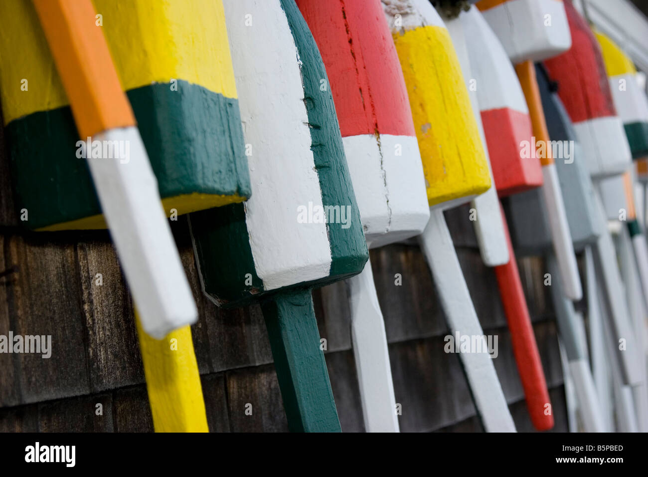 Angeln-Bojen hing an der Wand, Bar Harbor, Maine, USA Stockfoto