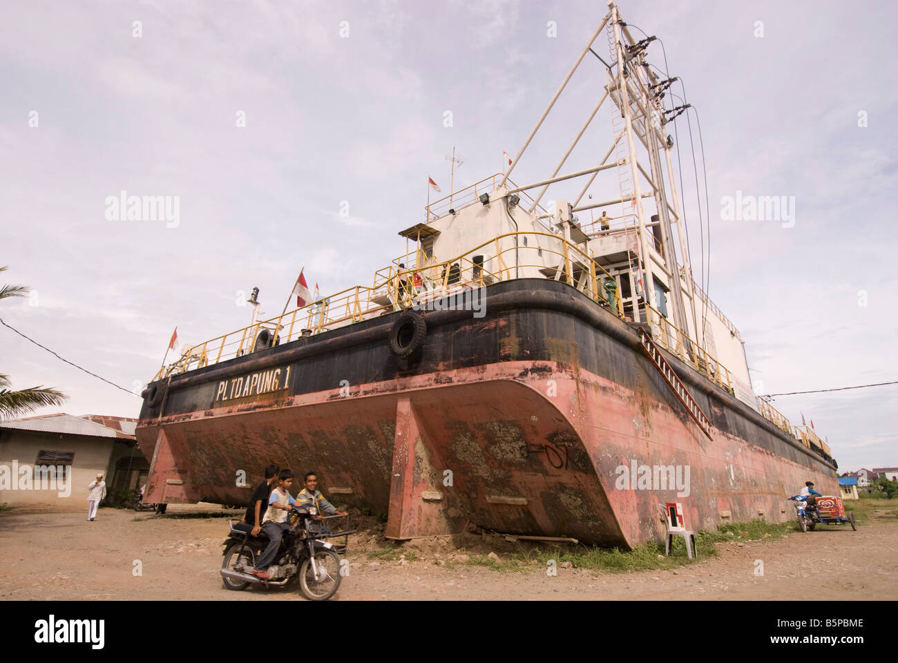 Schwimmende elektrischen Generator Schiff - verursacht durch Tsunami befindet sich in Kampung Bunge Blangcut, Jayabaru, Banda Aceh, Sumatra, Indonesien Stockfoto