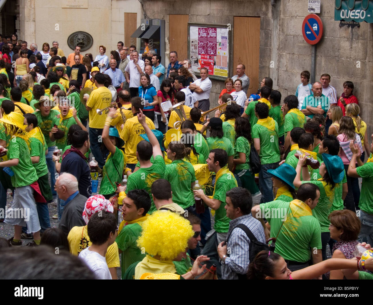 Versammlung mit einem Stier laufen. Cuenca, Spanien, auf der Plaza Mayor. Die Fiesta de San Mateo. Stockfoto