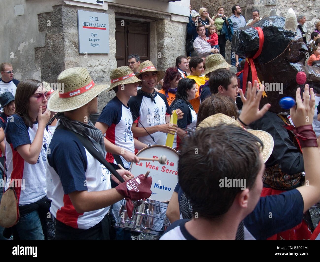 Die Band Aufwärmen der Menschenmenge, die Fiesta de San Mateo, Cuenca, Spanien Stockfoto