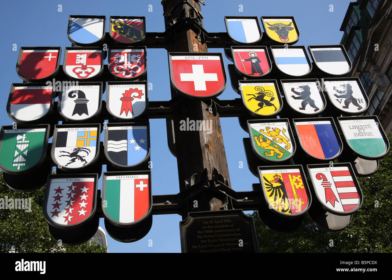 Schilde der 26 Kantone der Schweiz außerhalb Swiss Centre in London Stockfoto