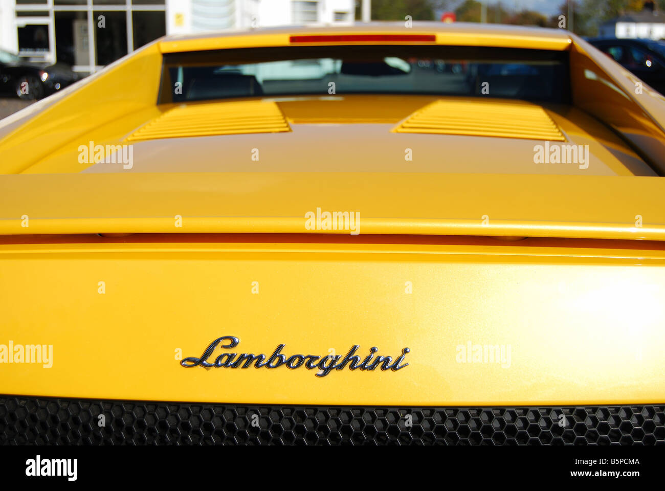 Gelbe Lamborghini Gallardo GT3 geparkt in Maranello Ferrari Autohaus Hof, Egham, Surrey, England, Vereinigtes Königreich Stockfoto