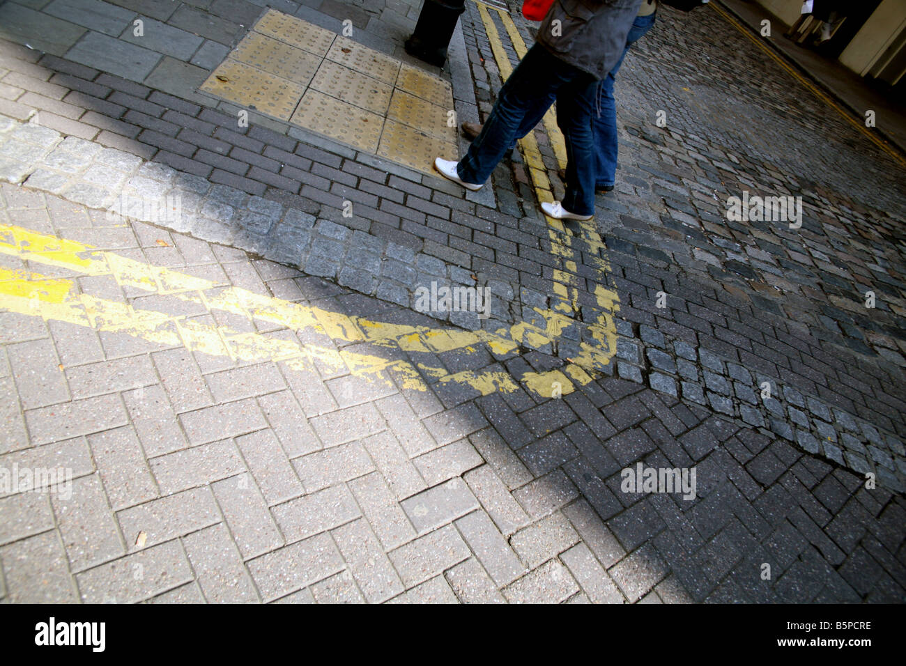 Seven Dials im Londoner Covent Garden ist eines der Hauptstadt ersten Beispiele einer "shared Space"-Verkehr-Regelung Stockfoto