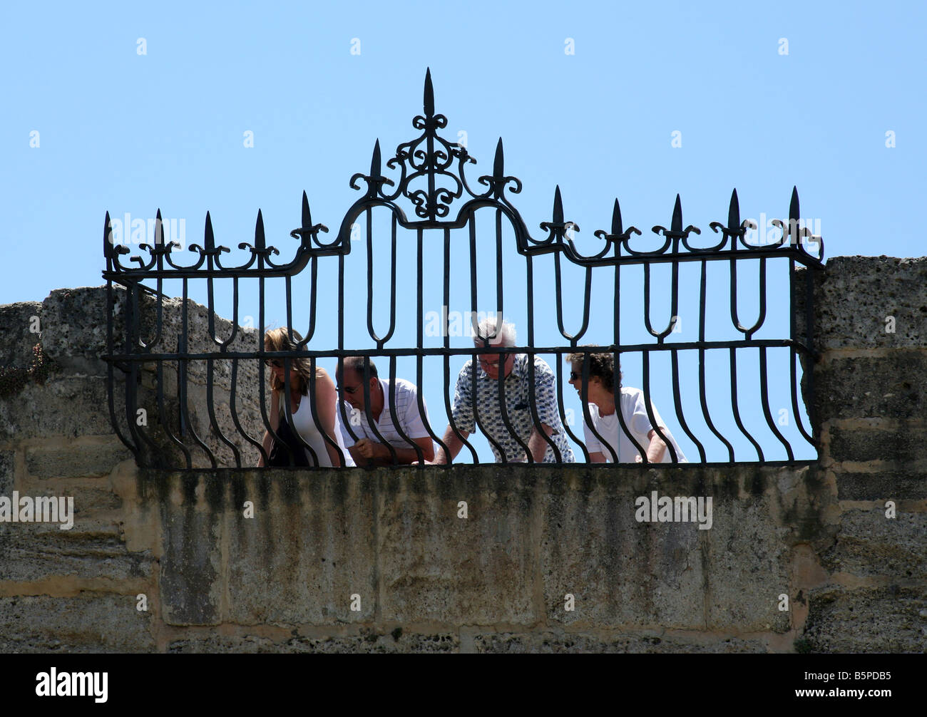 Blick in den Abgrund zu Puente Nuevo über ein 100-Meter-Schlucht erstellt von Rio Guadalevín in Ronda, Andalusien Touristen. Stockfoto