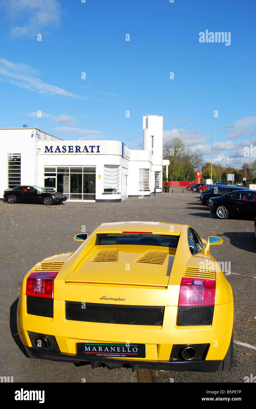 Gelbe Lamborghini Gallardo GT3 geparkt in Maranello Ferrari Autohaus Hof, Egham, Surrey, England, Vereinigtes Königreich Stockfoto