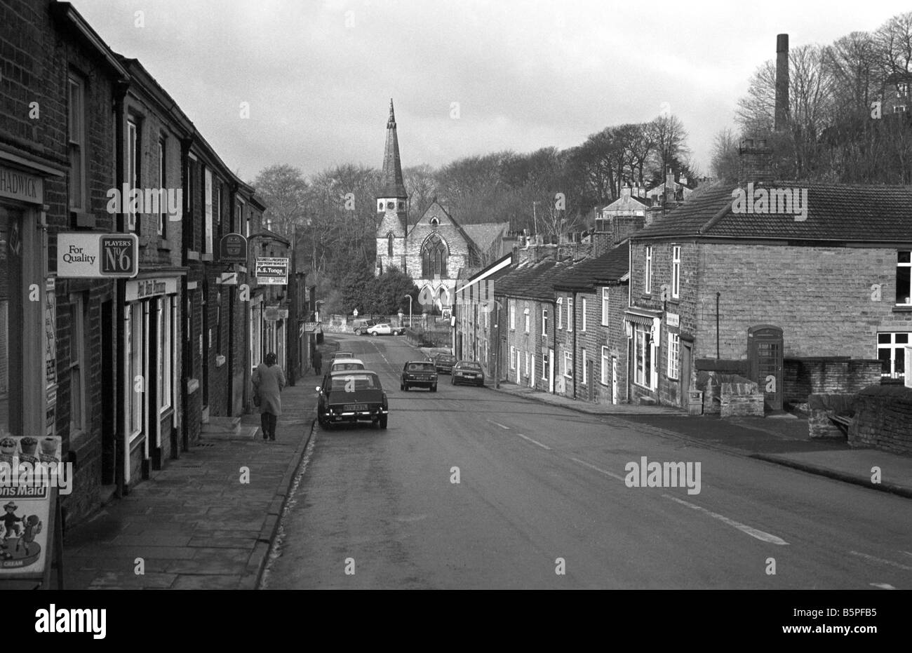 UK Cheshire Bollington Palmerston Street in 1970er Jahren 70er 70er Jahre K6 Telefon Box im Pool Bank schwarz / weiß Stockfoto