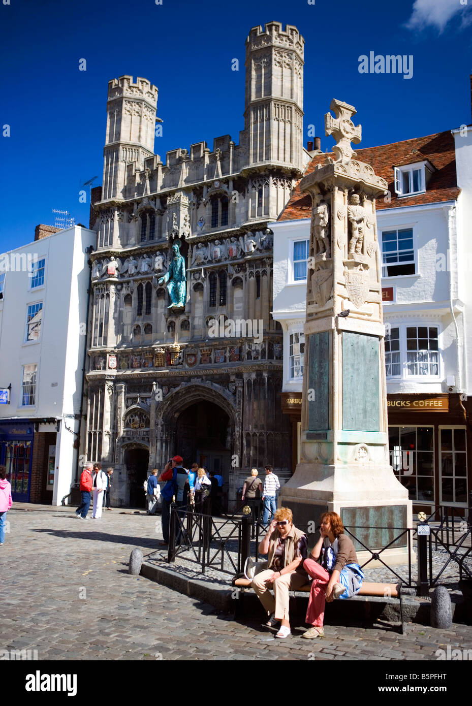 Blick auf Kriegerdenkmal und Christchurch Tor Eingang zur Kathedrale von Canterbury auf dem Buttermarkt, Kent, Großbritannien. Stockfoto