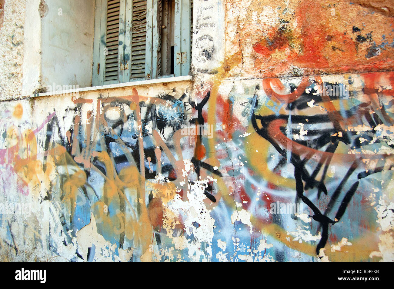 Verlassenes Haus außen mit chaotisch Graffiti bedeckt. Stockfoto