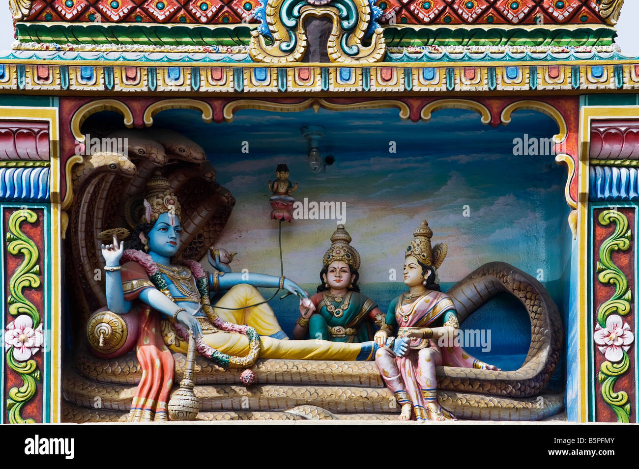Hindu-Gottheiten, bemalte Statuen auf einen Tempel Gopuram in Bangalore. Indien Stockfoto