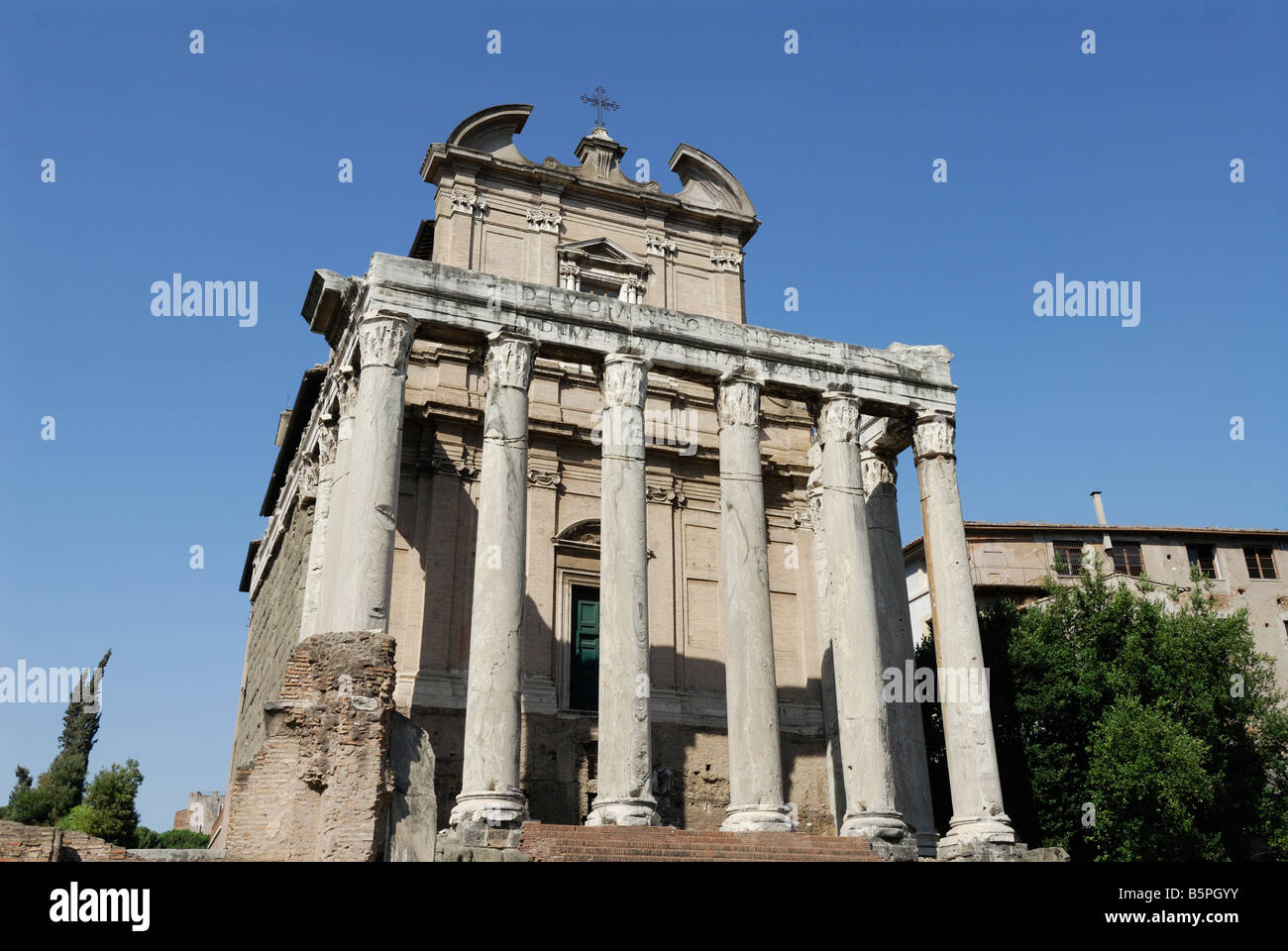 Kirche von San Lorenzo in Miranda und der Tempel des Antoninus und der Faustina im Forum Romanum Rom Italien Stockfoto