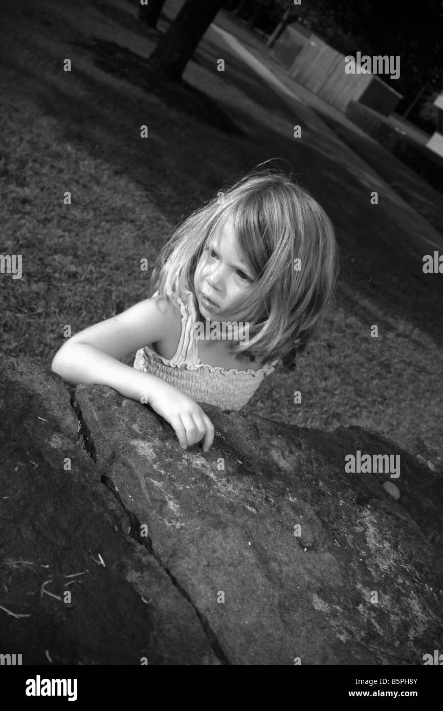 Junge Mädchen neben einer Felswand Modell veröffentlicht Stockfoto