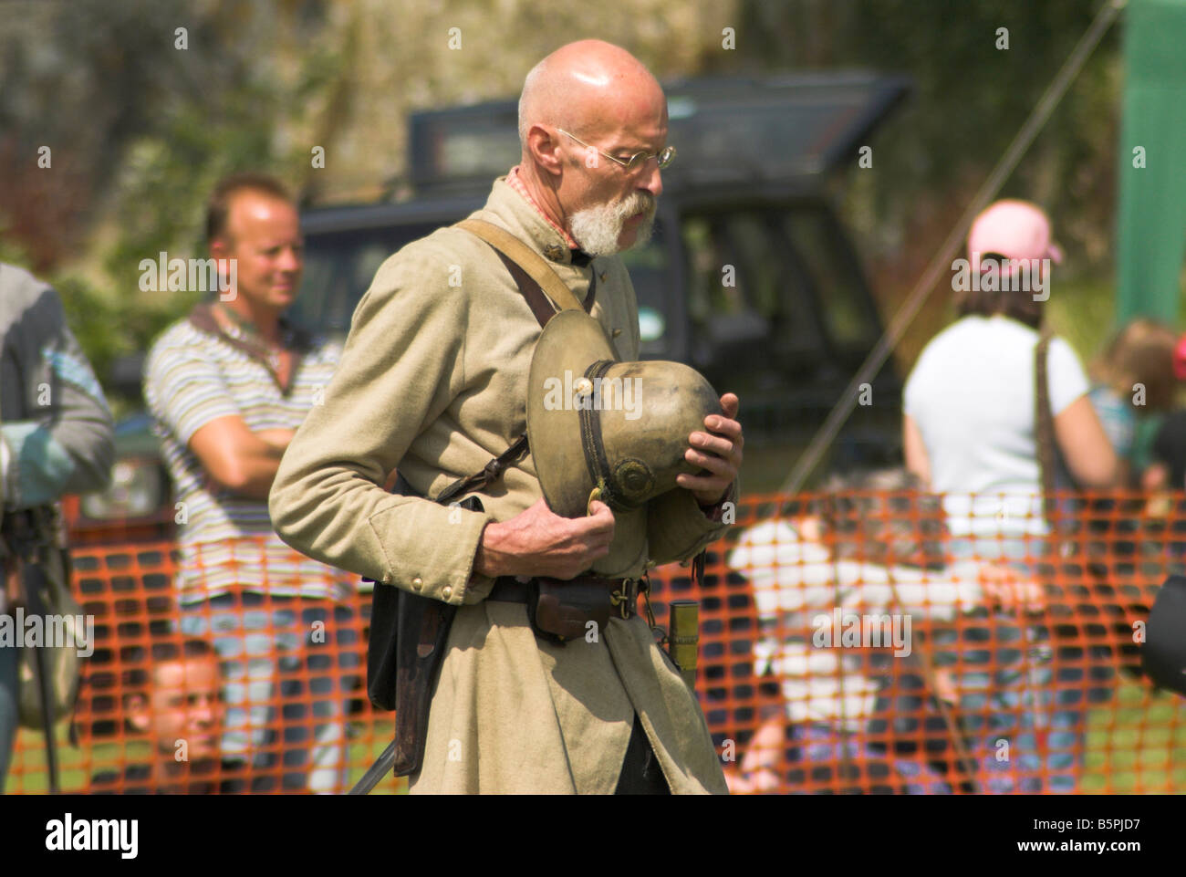 Soldat der Konföderierten steht im Gedenken an die Gefallenen in der amerikanischen Bürgerkrieg - Borde Hill Country Fair, West Sussex. Stockfoto