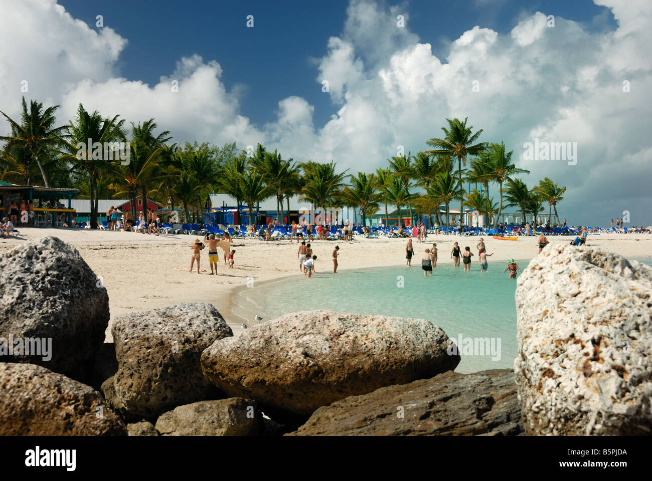 Urlauber Fuß den Strand von Little Stirrup Cay, Bahamas - eines der Berry-Inseln - eine Sammlung von Inseln und Inselchen. Stockfoto