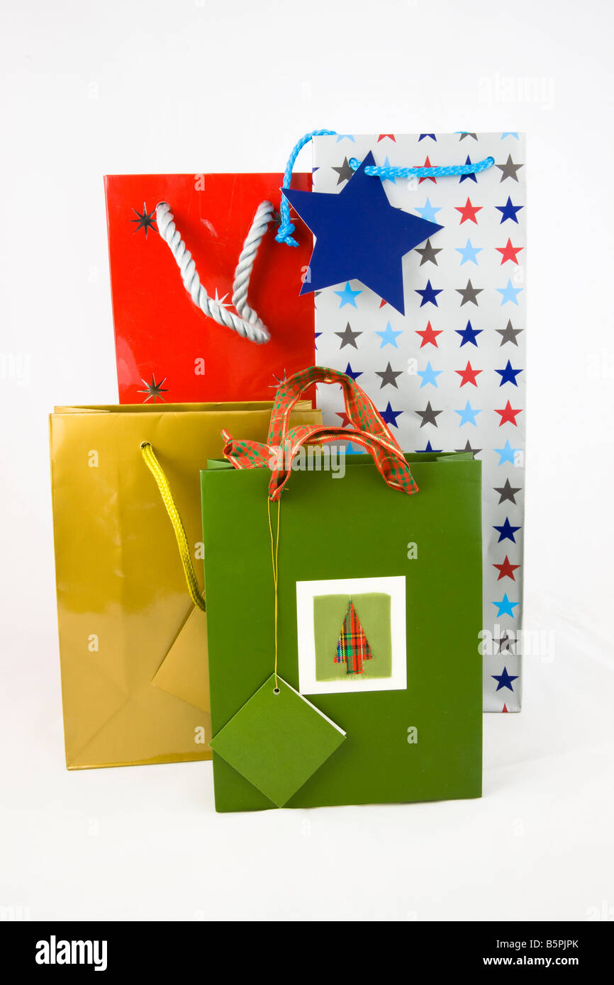 Vier bunte Geschenktüten auf weißen Hintergrund isoliert Stockfoto