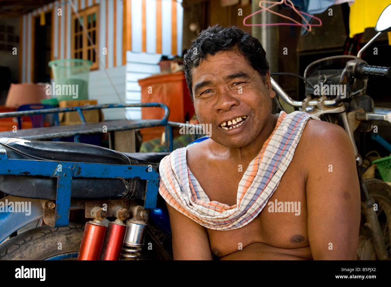 Ein Meer Zigeuner Mann in Ban Sang-Ga-u, des Sea Gypsy Village in Ko Lanta, Thailand. Stockfoto