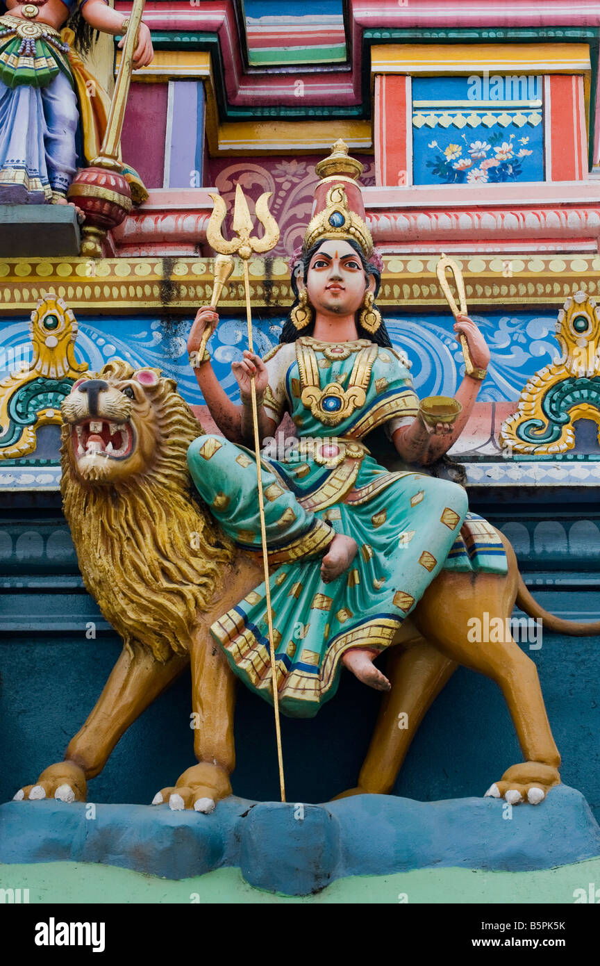 Hindu-Gottheit, Durga, bemalte Statue, auf einem Tempel Gopuram in Bangalore Stockfoto