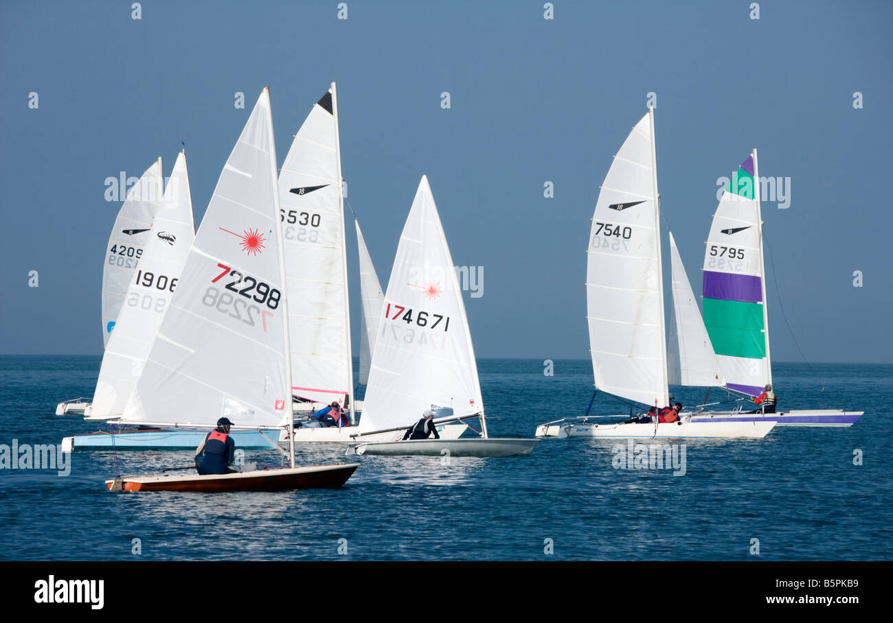 Segelboote am Tankerton Beach in der Nähe von Whitstable, Kent, Großbritannien. Stockfoto