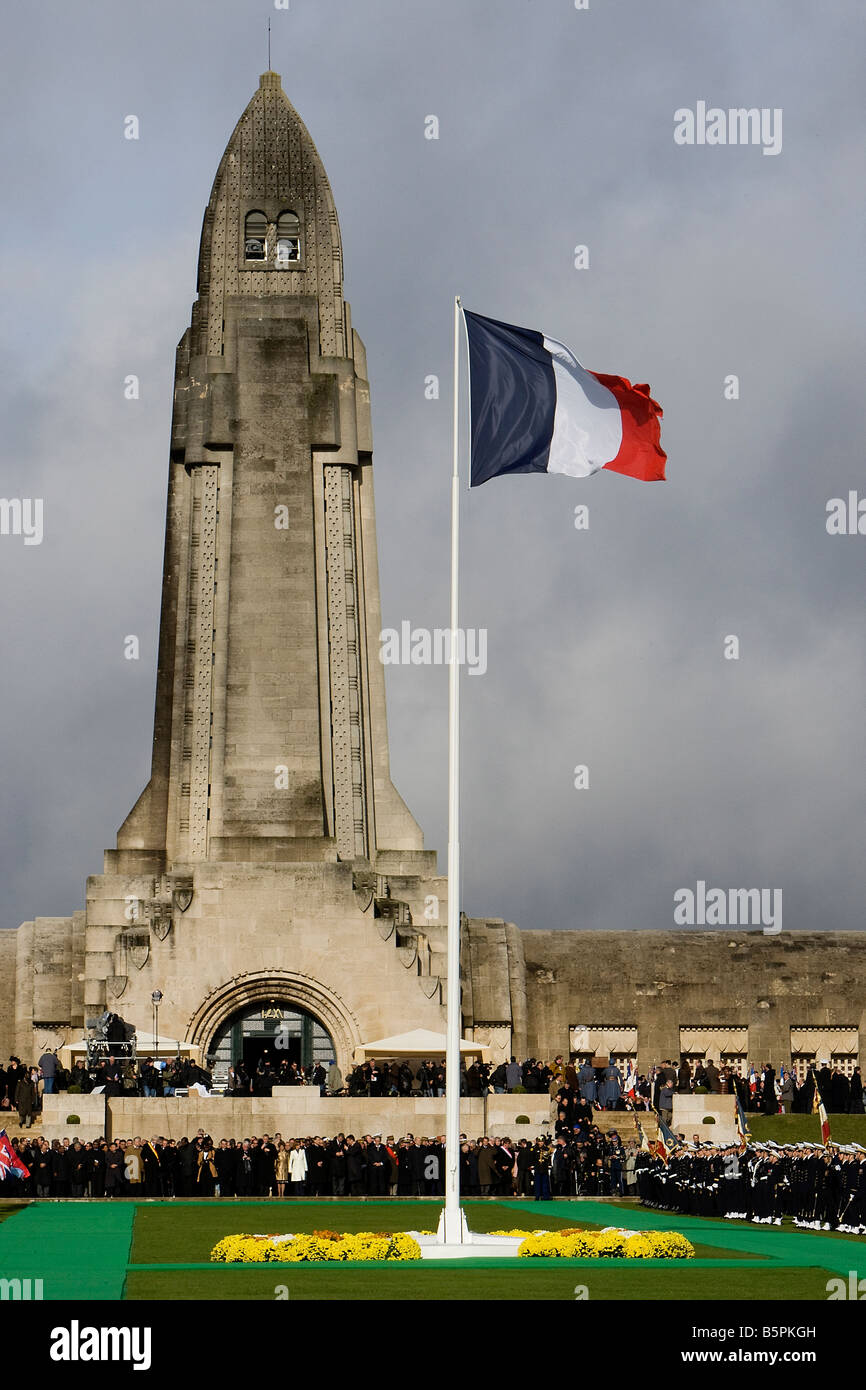Szene aus dem französischen Gedenken an den 90. Jahrestag des Endes des 1. Weltkrieges vor Verdun in Frankreich. Beinhaus de Douaumont Stockfoto