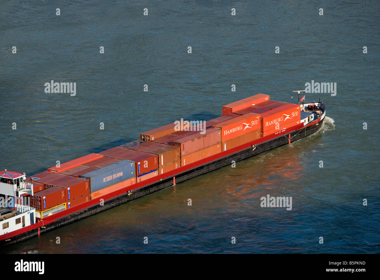 Containerschiff am Rhein, Deutschland Stockfoto