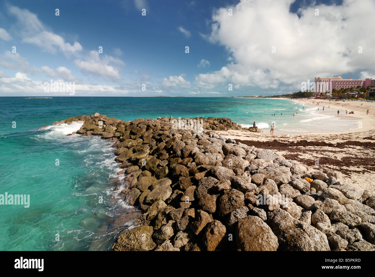 Diese felsige Ufer befindet sich am Strand im Atlantis Resort auf Paradise Island, Nassau, Bahamas. Stockfoto