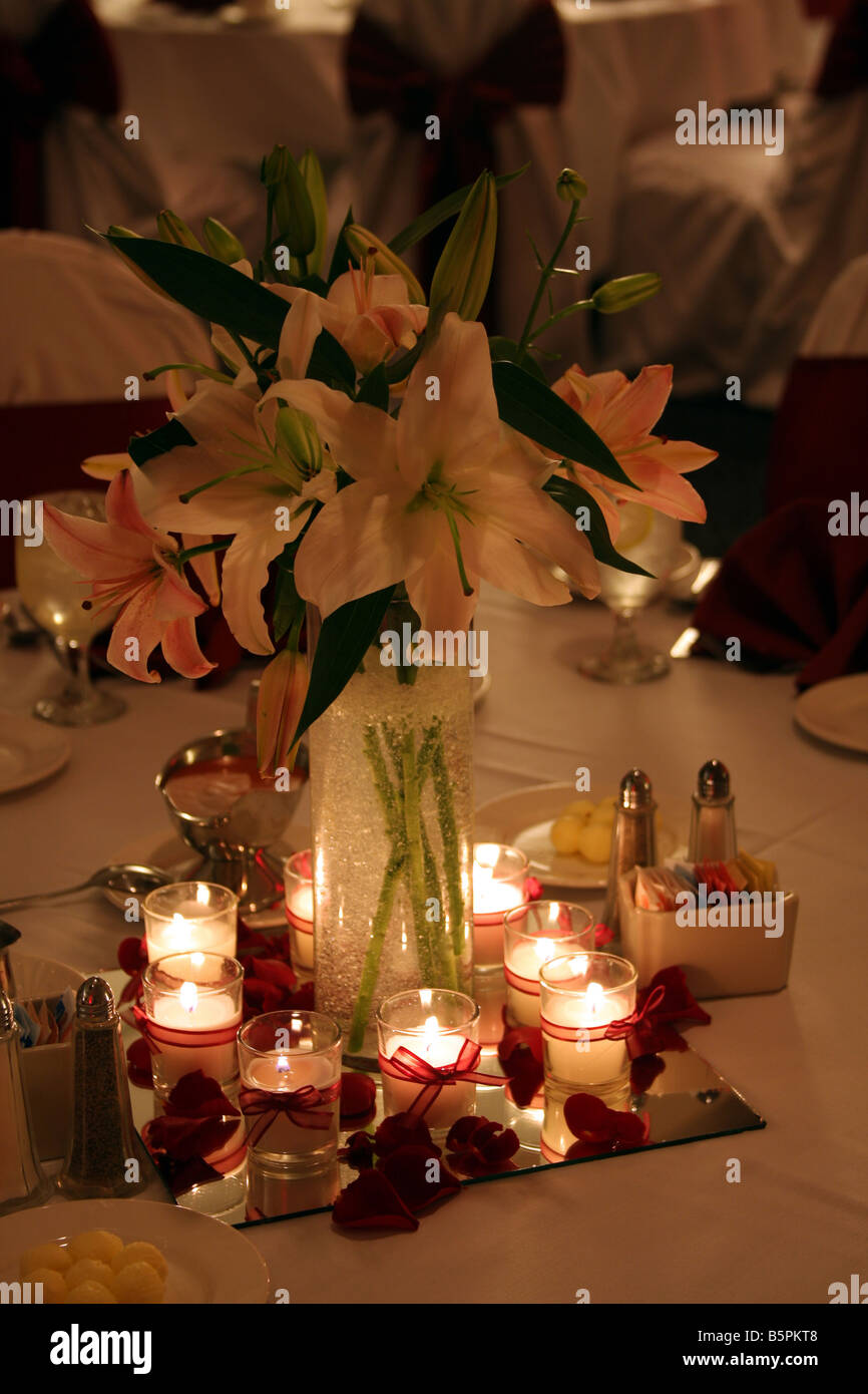 Blumenstrauß als Herzstück einer Hochzeitsfeier Esstisch Stockfoto
