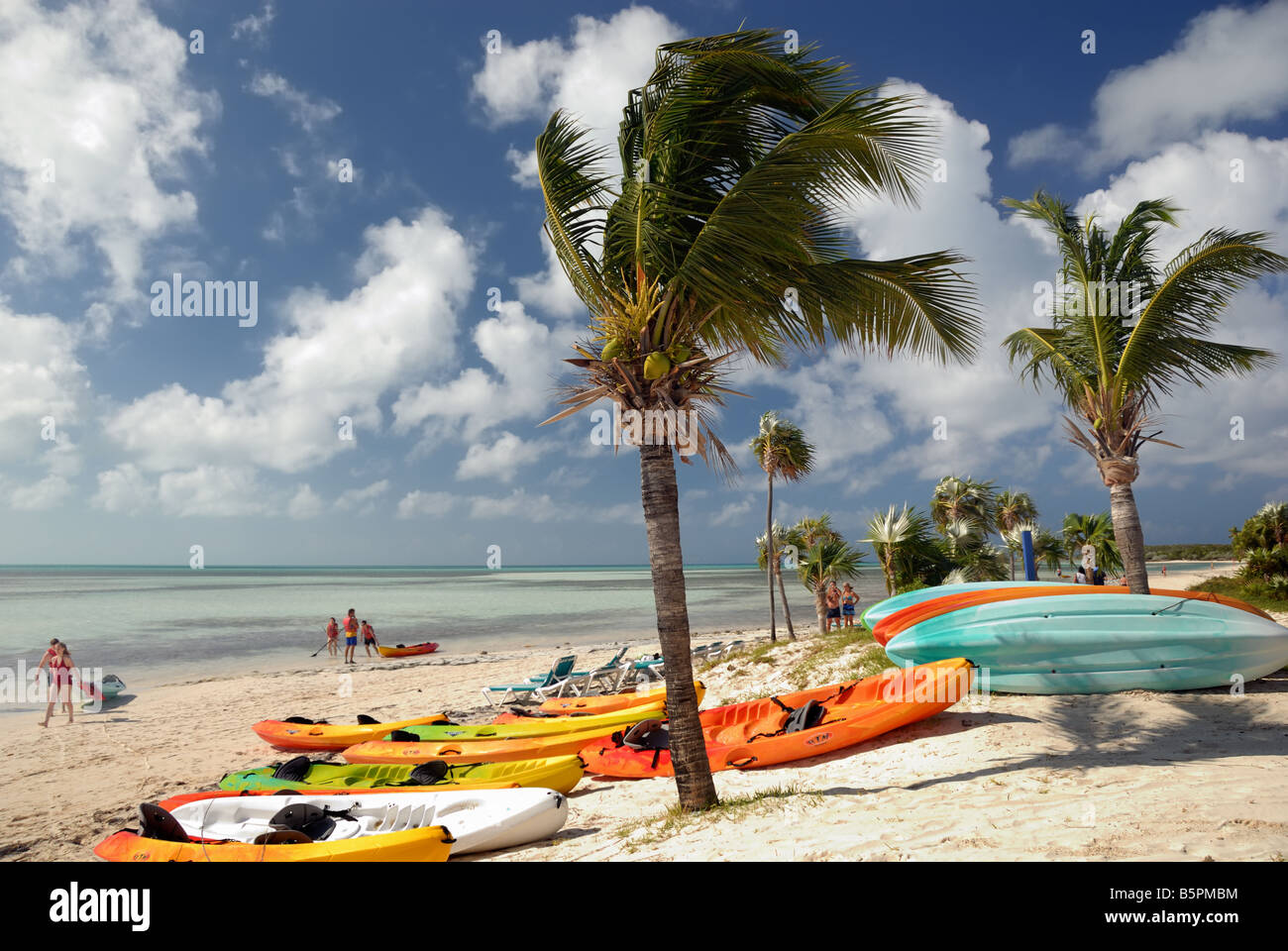 Kajaks am Strand von Little Stirrup Cay, Bahamas - eines der Berry Islands, eine Sammlung von Inseln und Inselchen. Stockfoto