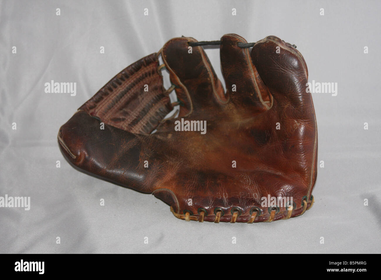 Alte Zeit drei Fingern Baseballhandschuh, der einen Schatz für jeden Sport Erinnerungsstücke Sammler wäre. Stockfoto