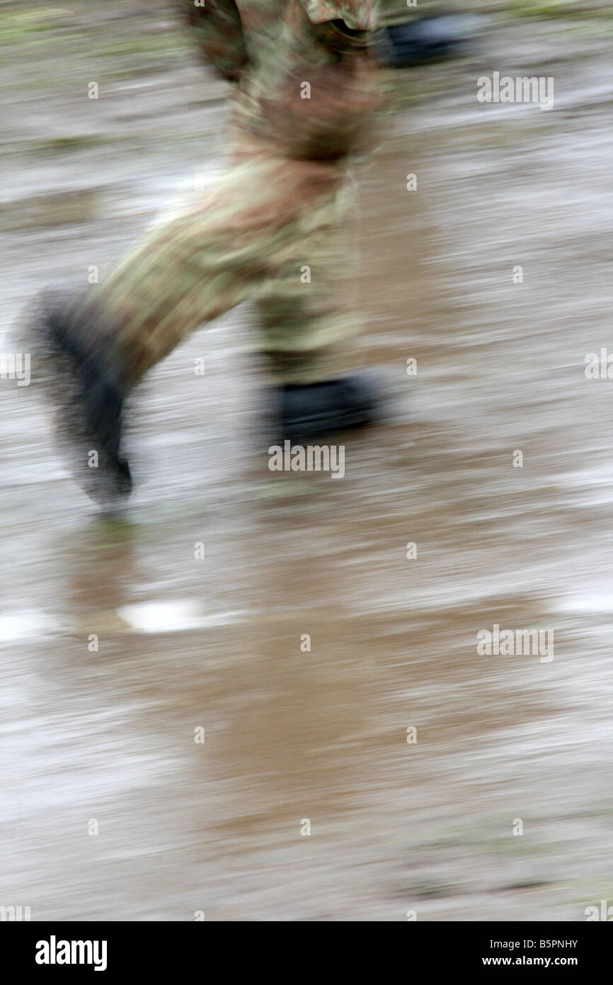 ein einzelner Soldat Füße auf Schlachtfeld marschieren Stockfoto