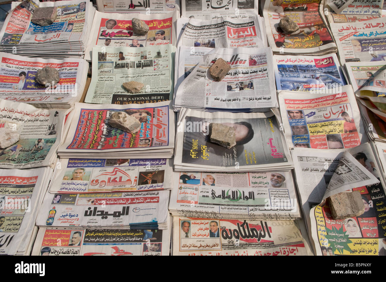 Sammlung von Zeitungen in Arabisch in Kairo Ägypten Stockfoto